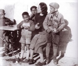 Gabrielle Roy en compagnie de jeunes réfugiés républicains de la guerre d’Espagne en 1939 dans les Pyrénées
